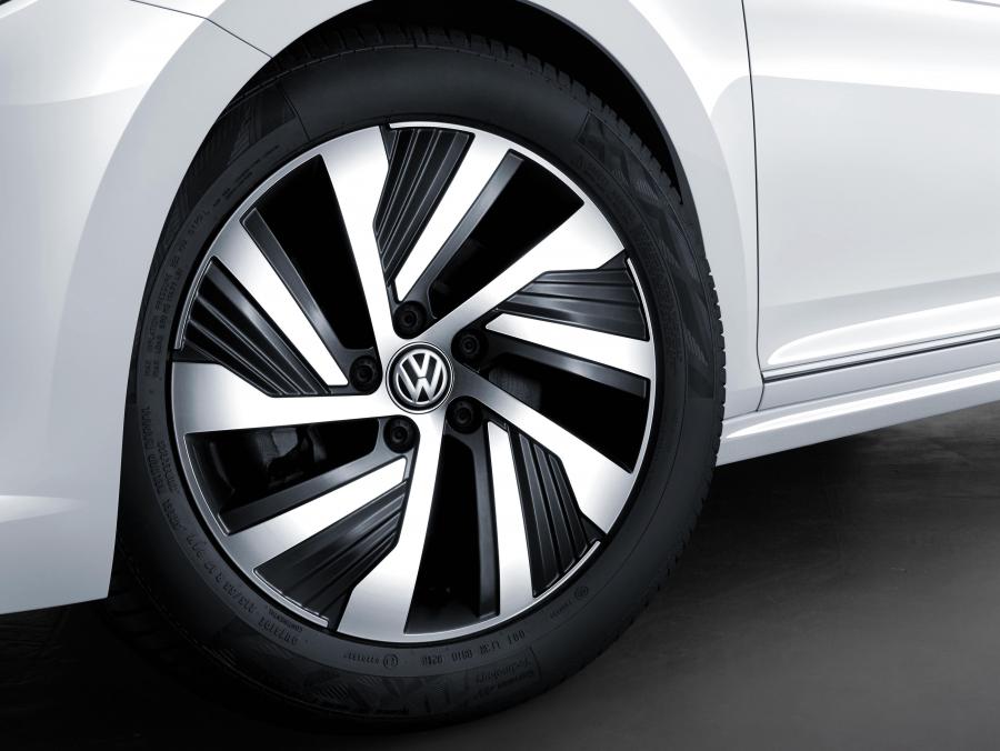 Колеса Volkswagen Passat PHEV 2018 года  (CN) (фото 11 из 15)